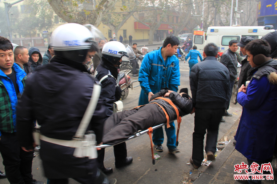 眾人將男子抬上救護(hù)車 眾人將男子抬上救護(hù)車