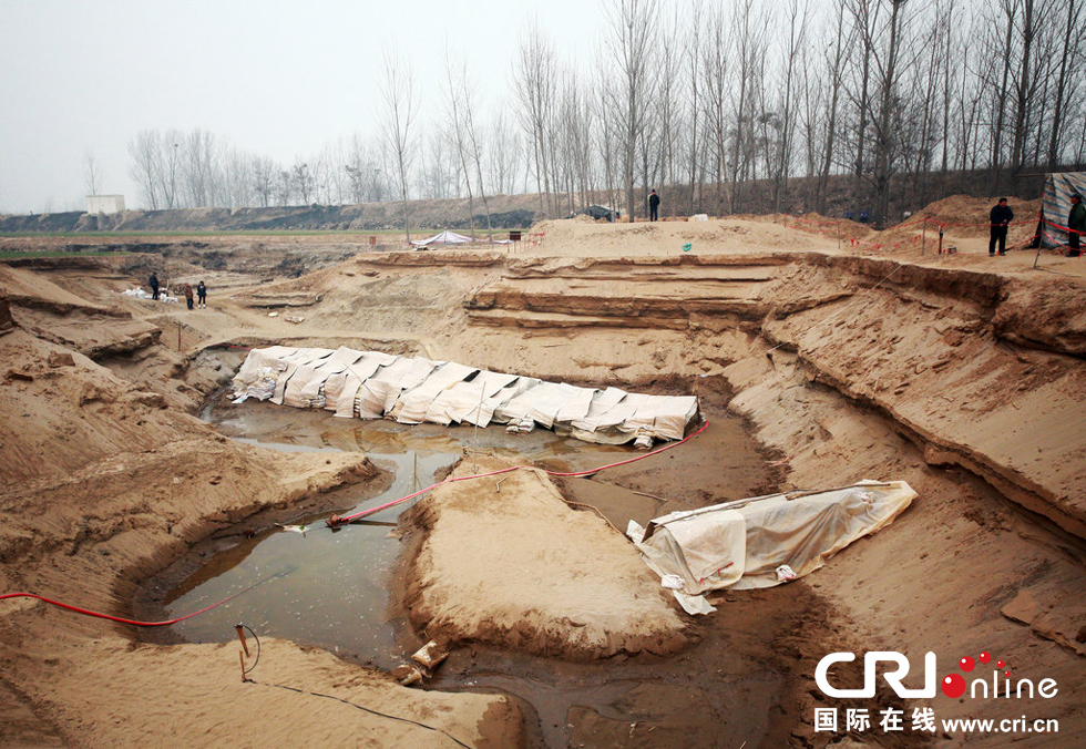 2014年1月6日，河南洛陽古沉船發(fā)掘現(xiàn)場，兩艘古沉船，一艘已經(jīng)挖掘出土，另一艘還有一半埋在沙丘里。