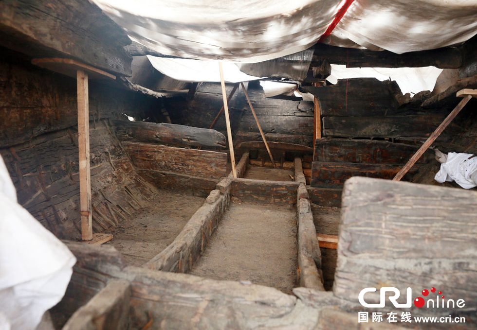 2014年1月6日，河南洛陽古沉船發(fā)掘現(xiàn)場，古沉船頭，船倉內(nèi)部。
