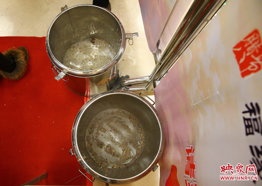 由于人多，兩大桶粥二十分鐘內(nèi)已經(jīng)見(jiàn)底。