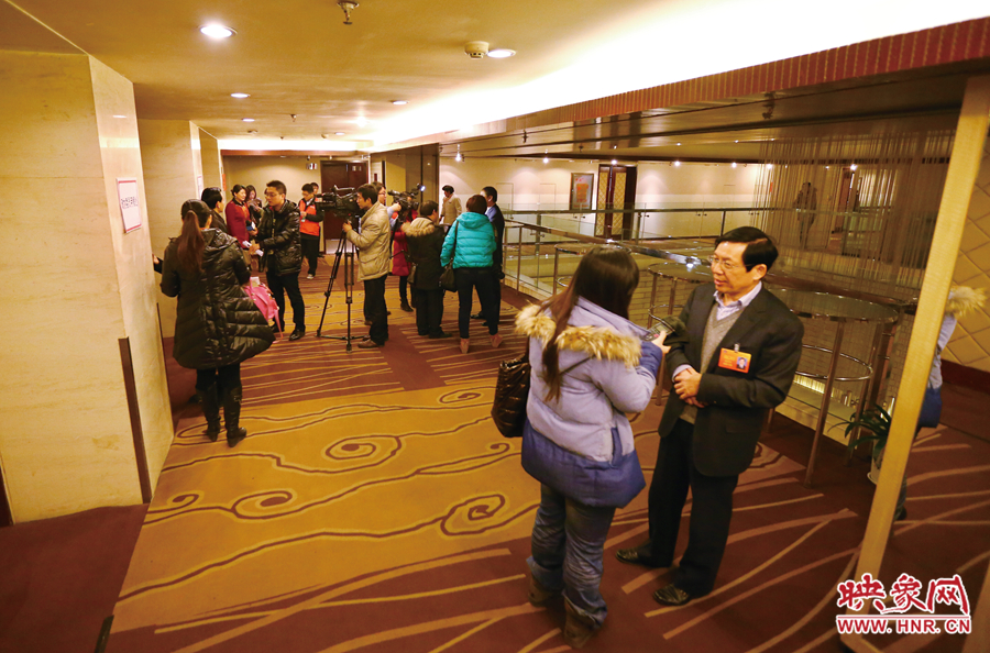 會議間隙，樓道成為記者采訪的主戰(zhàn)場