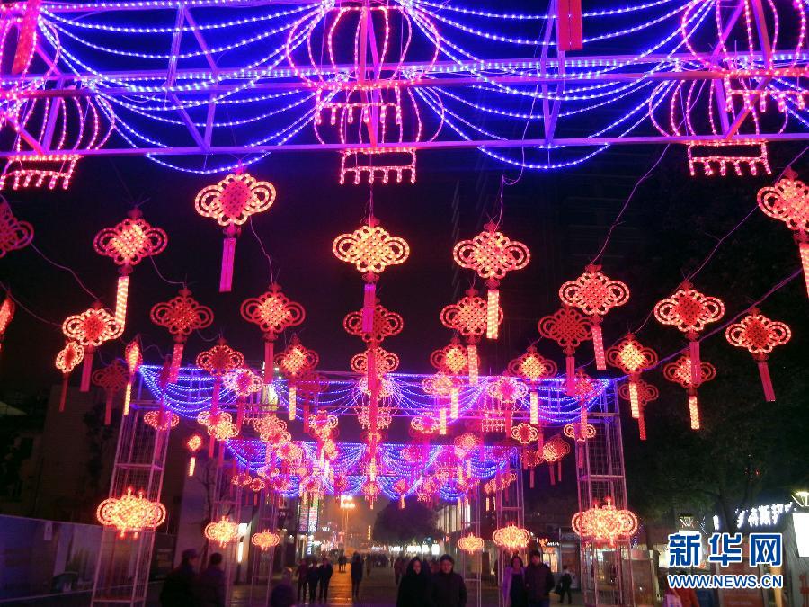 　1月30日，市民走在由中國結(jié)霓虹燈裝扮的蘇州街頭。