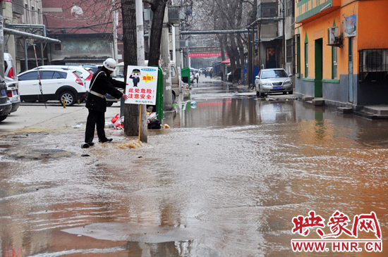 巡防隊(duì)員到了現(xiàn)場(chǎng)后，設(shè)置了警示牌，并勸阻小朋友進(jìn)入水中