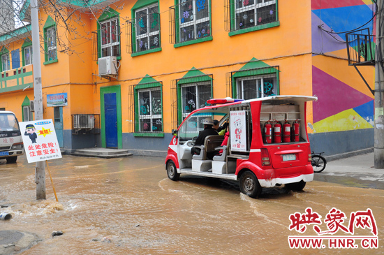 巡防隊(duì)員將巡消車開到對(duì)面，將上學(xué)的小朋友一個(gè)一個(gè)接上車，送出家屬院