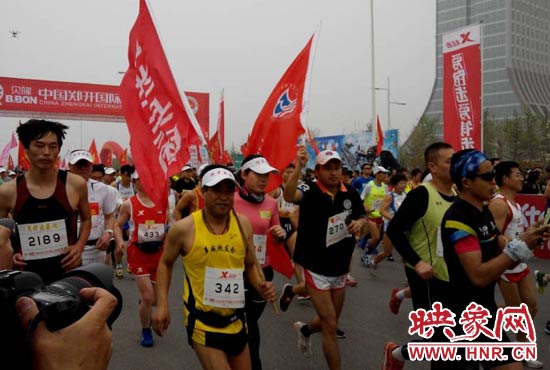 目前在鄭開大道上，一場角逐正在展開。