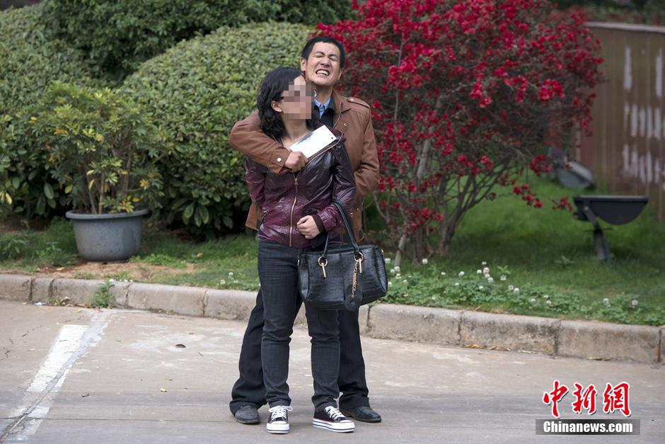 4月8日，劫持者與警方對峙。