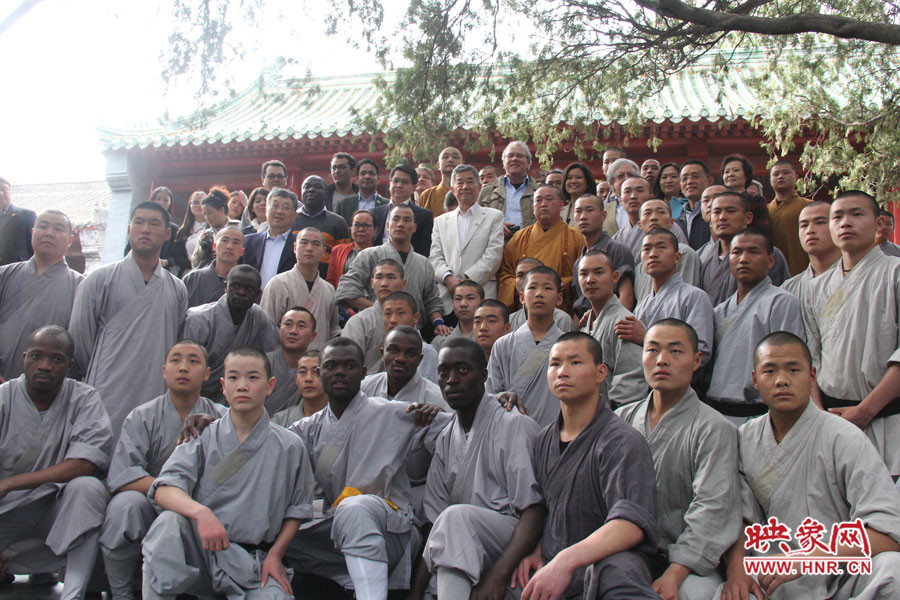 少林寺方丈、武僧與外交官留念