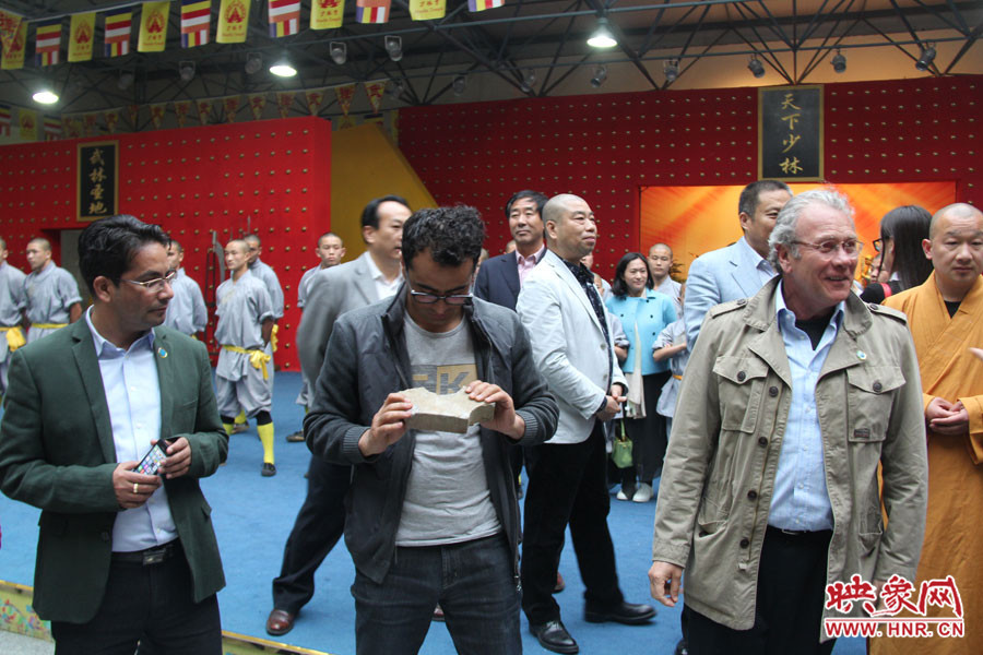 在表演后，外交官查看被表演者劈開的磚頭