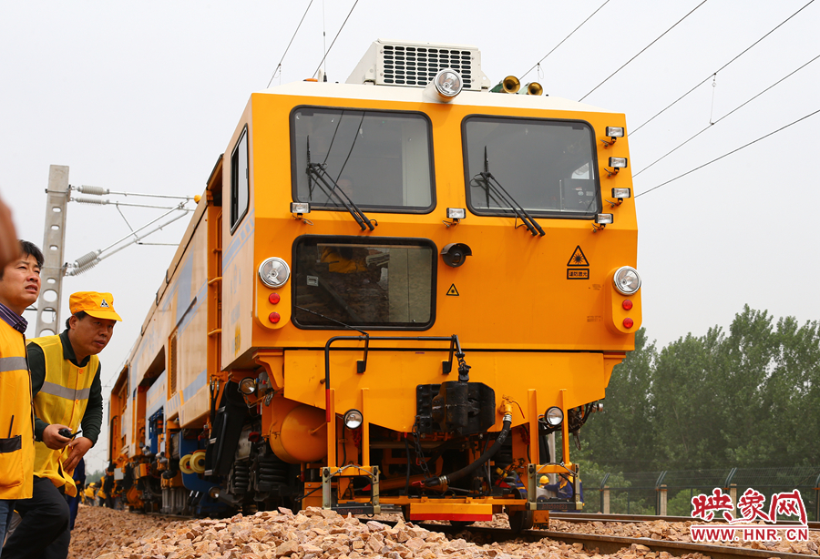 搗固穩(wěn)定車對鐵軌進(jìn)行最后的施工