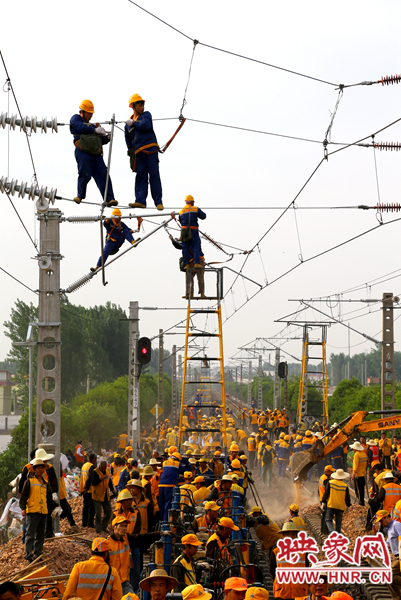 時間緊工程量大，工人們都加緊施工