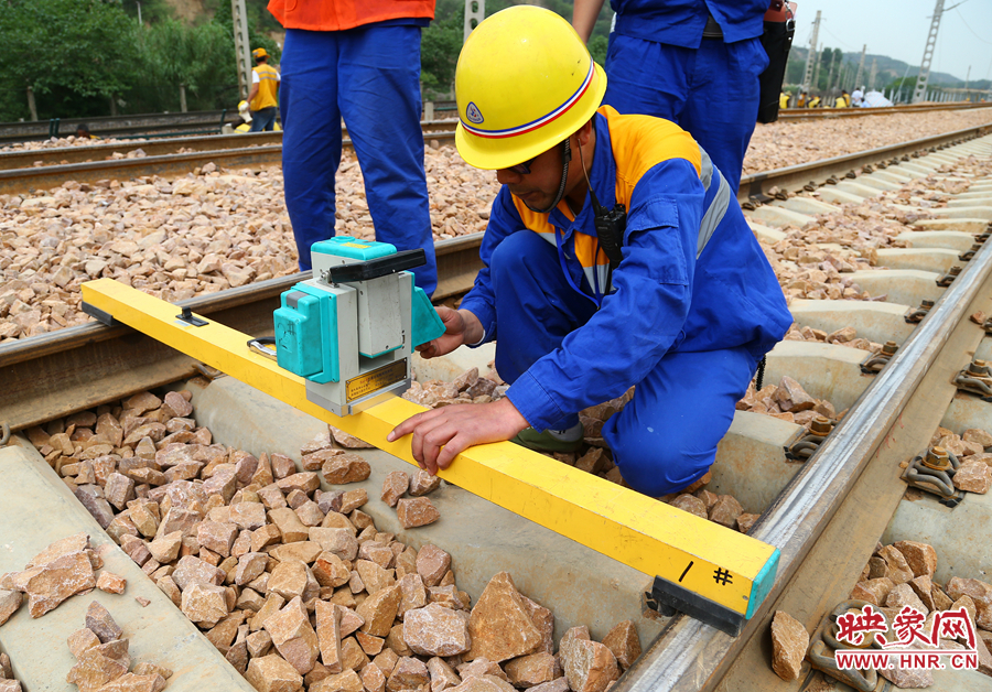 用激光接觸網(wǎng)檢測儀檢查每一個細(xì)節(jié)