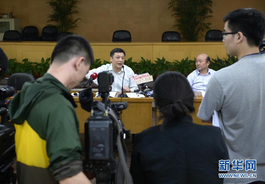  5月18日，杭州市環(huán)保局長(zhǎng)胡偉（左）在發(fā)布會(huì)上回答記者提問(wèn)。