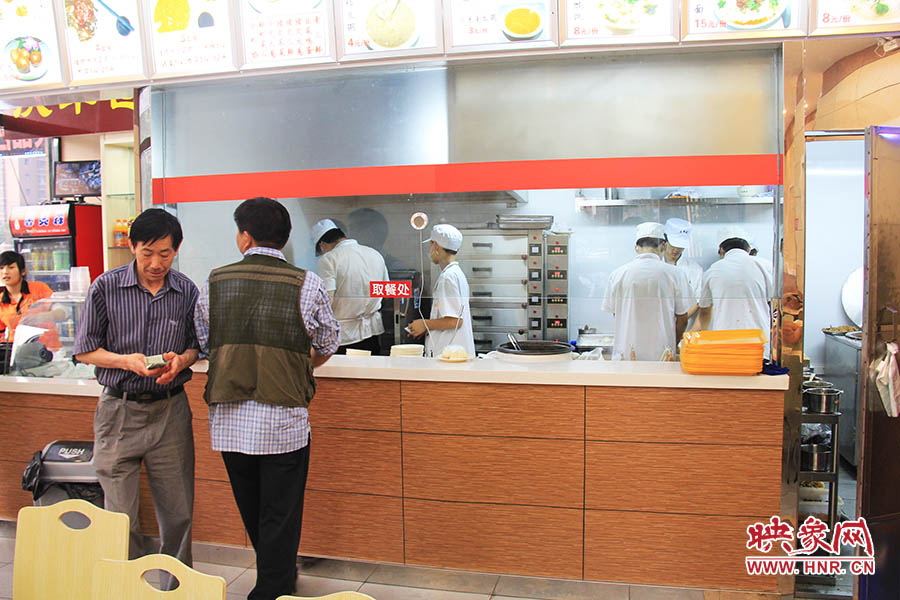 店面仍處于“試營業(yè)”狀態(tài),后廚的設(shè)備嶄新,看起來還算整潔。