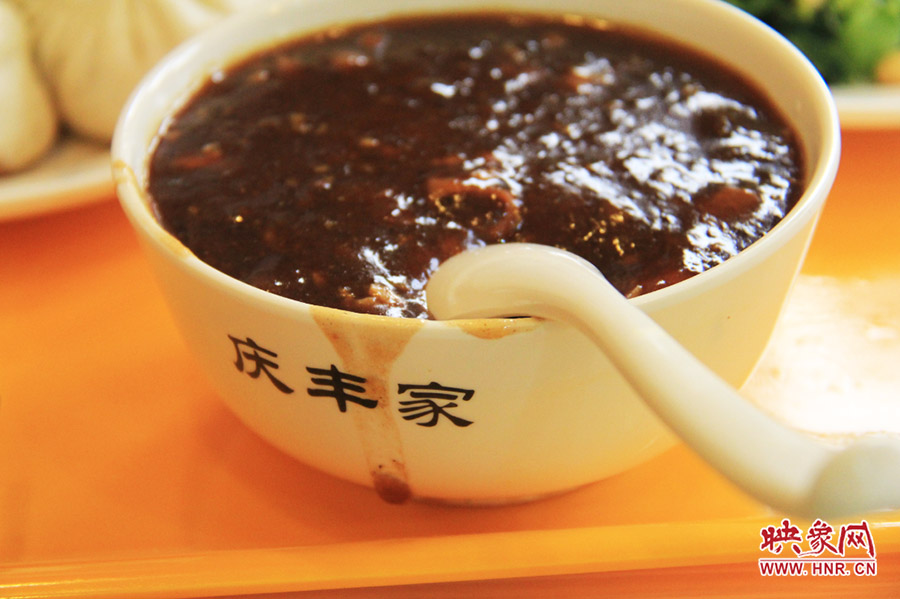 一碗炒肝,看上去也有滋有味。