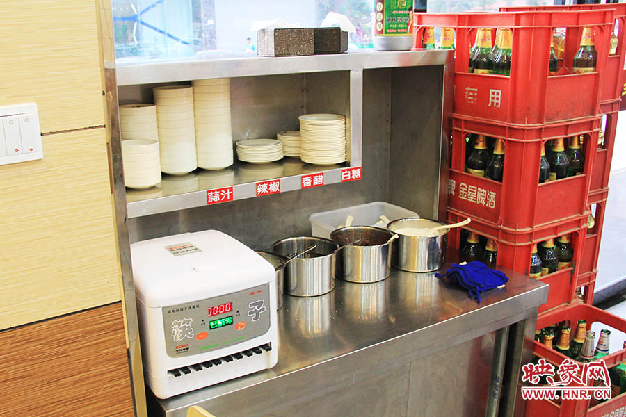 調(diào)料、小碟、餐具也都被放在另一張單獨(dú)的桌子上,需要用餐者“自助”。