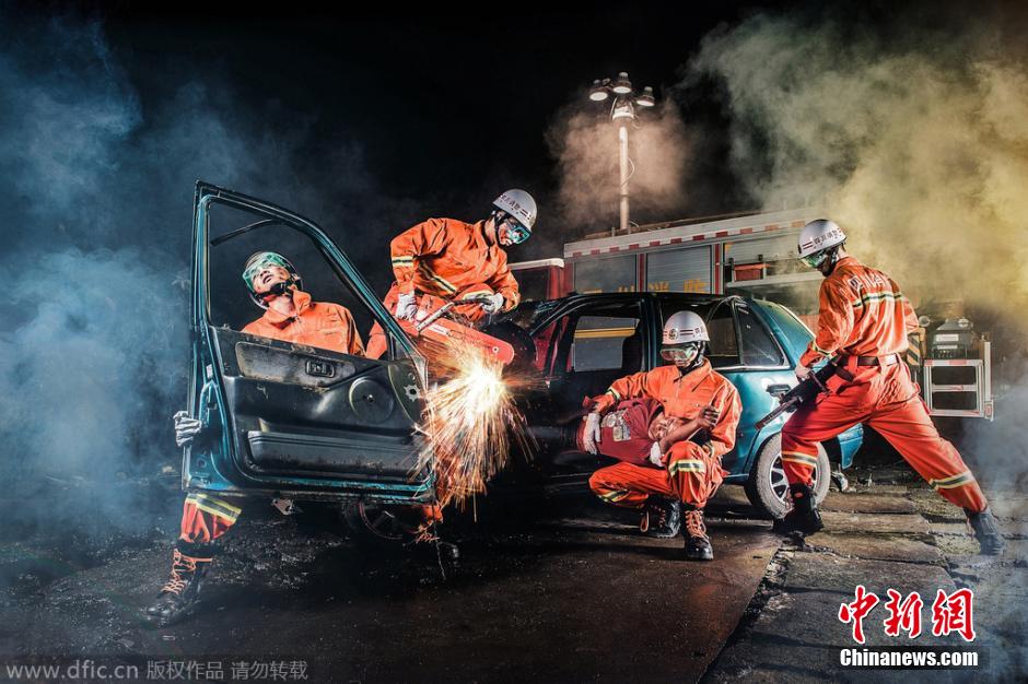 成都消防視覺(jué)大片霸氣十足 展“烈火雄心” 成都消防視覺(jué)大片霸氣十足 展“烈火雄心”