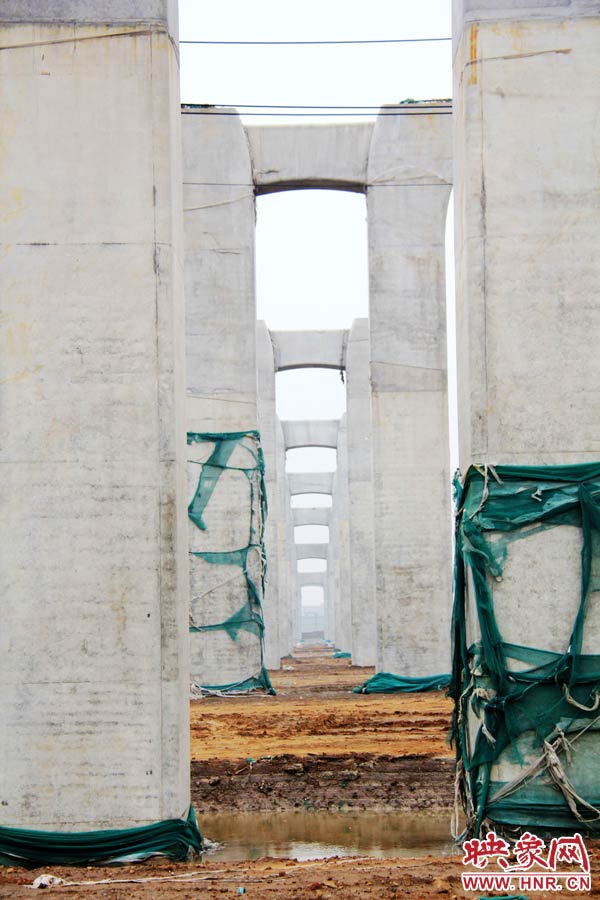 目前附近居民認(rèn)為“照目前的施工狀況看，年底主體完工已不太可能”。