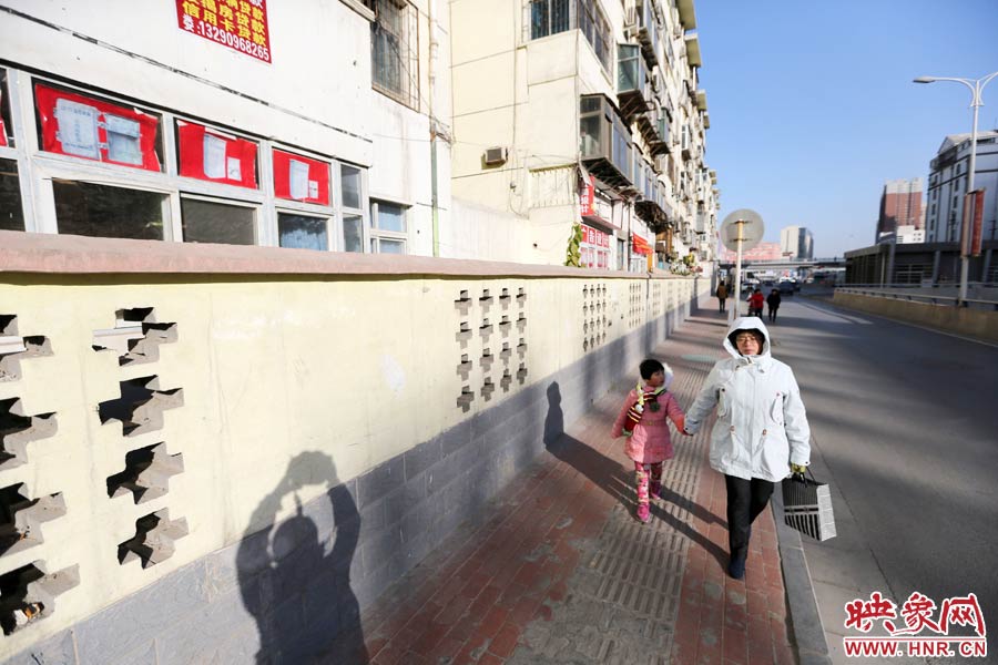 市民從墻外走過。