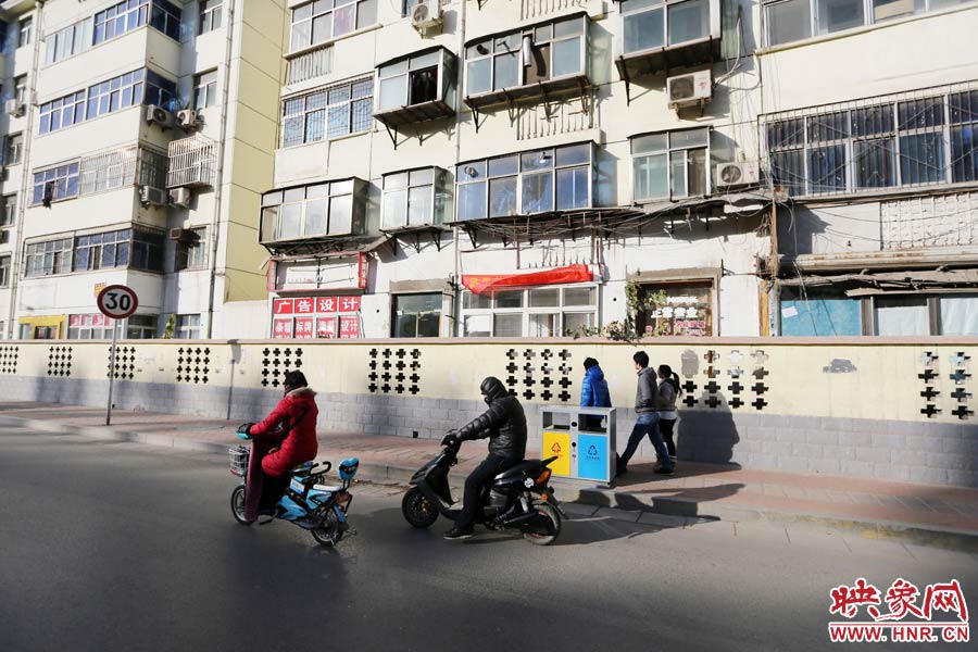 雖然墻內(nèi)的商戶已經(jīng)搬走，但一些門頭還沒撤下。