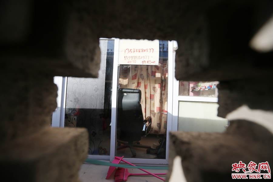 透過墻上的格子，可以看到里面的一切。