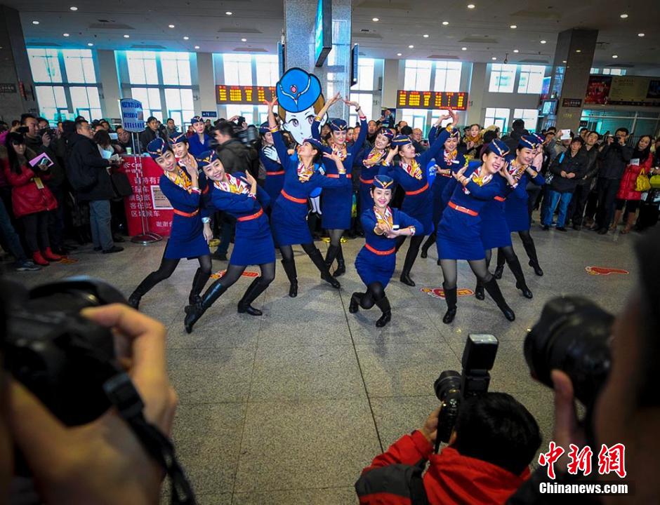 圖為D2702次列車13名乘務(wù)員在候車大廳內(nèi)玩起“快閃”。