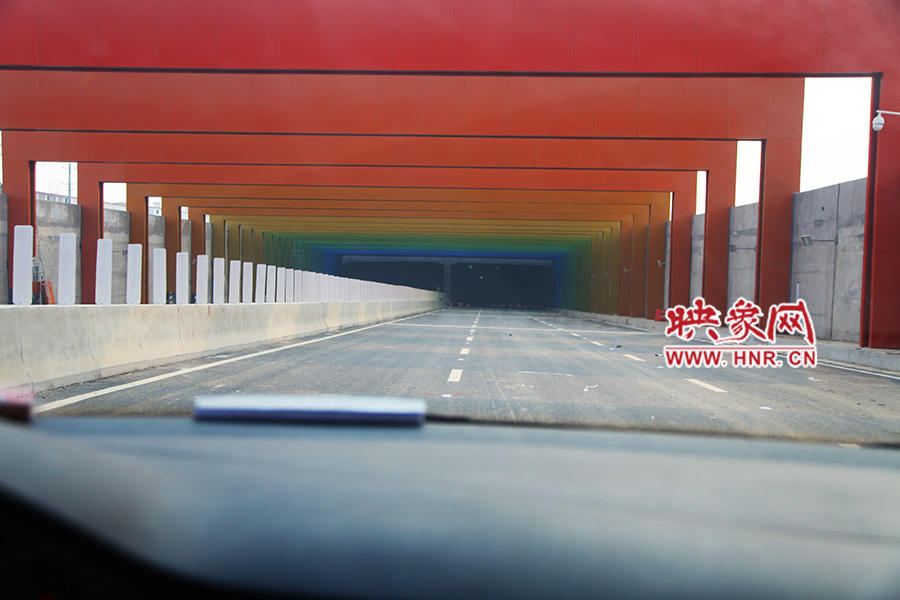 進隧道時，由明到暗。