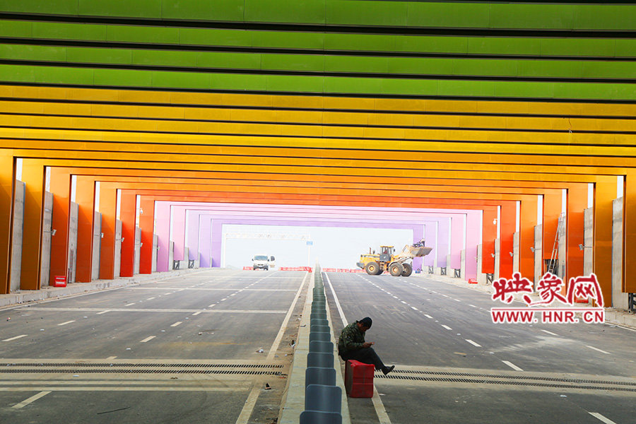 圖為一工人在隧道內(nèi)休息。