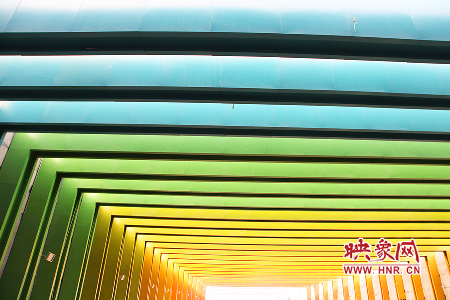 線條的明暗變化令人感覺夢幻般神奇。