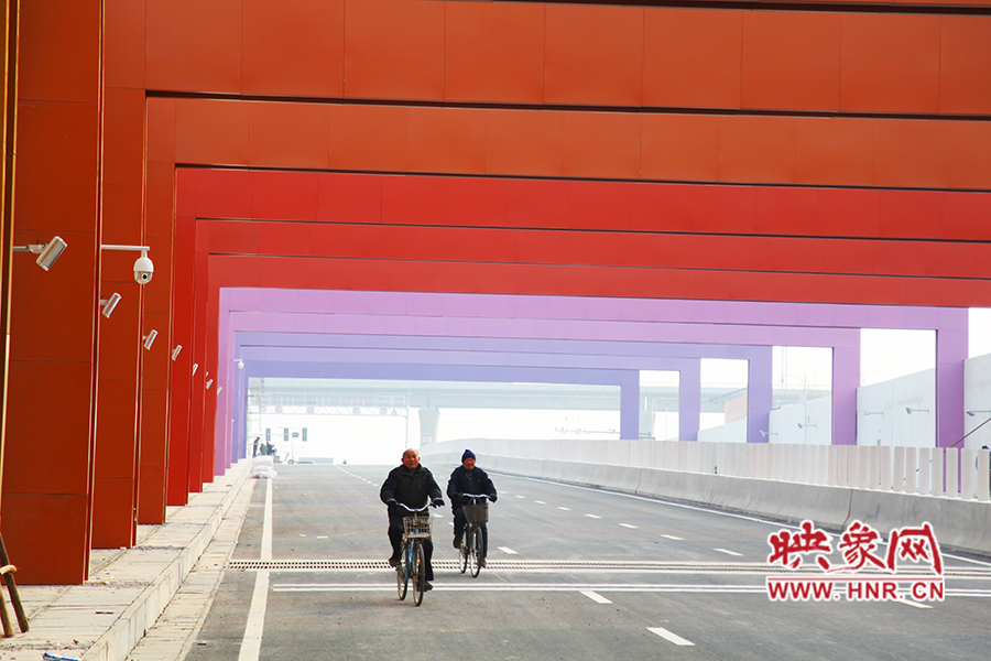 兩位老人騎自行車通過。