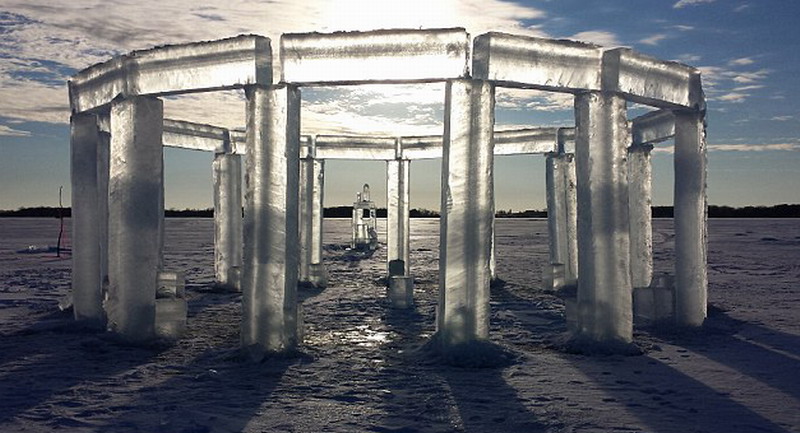 5名美國人制造冰柱版巨石陣。（網(wǎng)頁截圖）