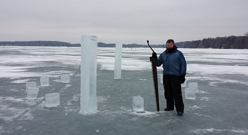 　這5名美國人使用鏈鋸和冰刀切割冰塊，用了2周時(shí)間才建成巨大的冰柱巨石陣。（網(wǎng)頁截圖）