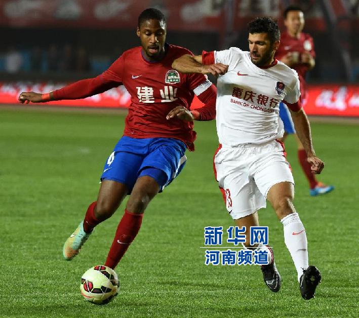 河南建業(yè)隊(duì)隊(duì)員戈麥斯（左）與重慶力帆隊(duì)隊(duì)員吉利奧蒂在比賽中拼搶。