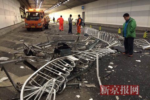 一輛蘭博基尼與一輛法拉利發(fā)生事故，現(xiàn)場狀況慘烈