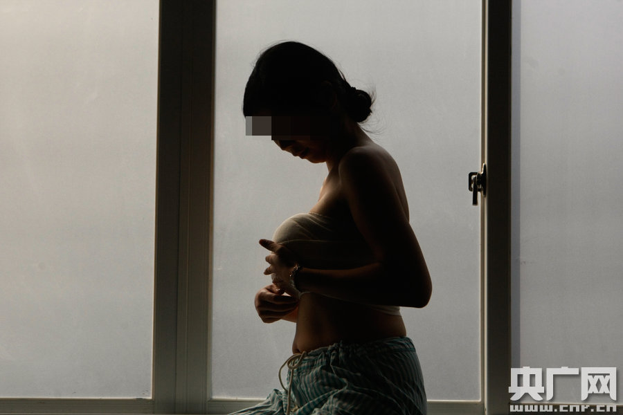 將挑戰(zhàn)國內最大的600cc隆胸假體，誓要成為“中國最胸辣媽”。