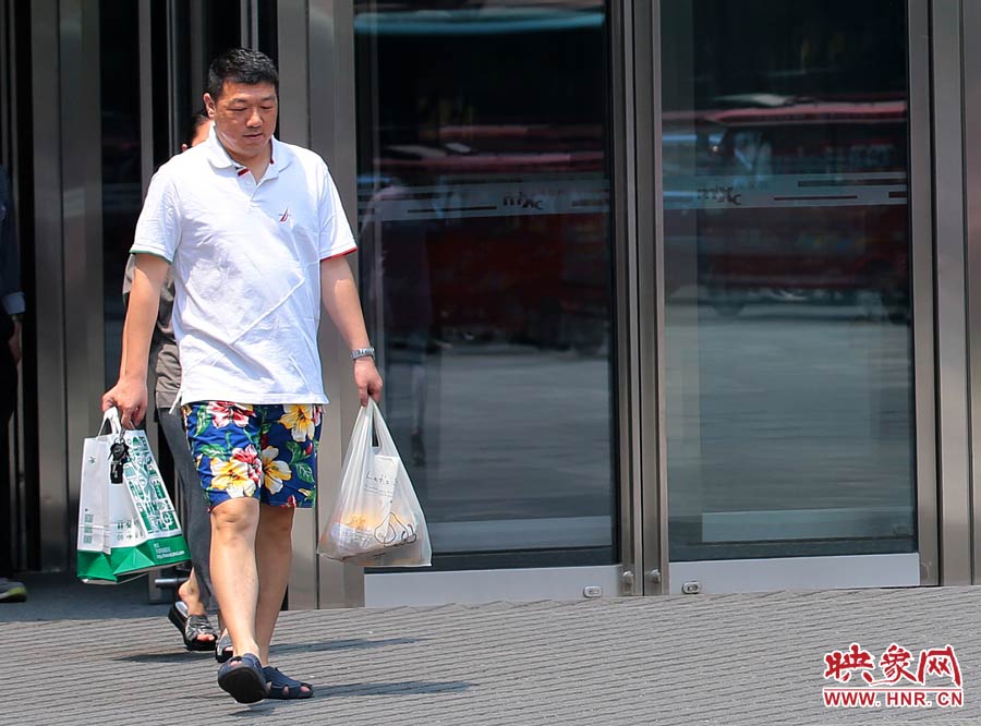 褲頭、T恤的裝束依然提前入夏