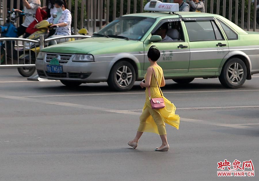 飄逸的長(zhǎng)裙，在街頭很吸引眼球