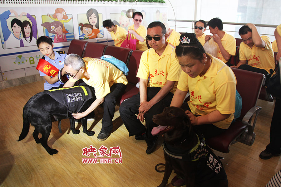 幾名視力殘障人士在專(zhuān)門(mén)的愛(ài)心候車(chē)去候車(chē)