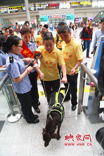 檢票進(jìn)站。