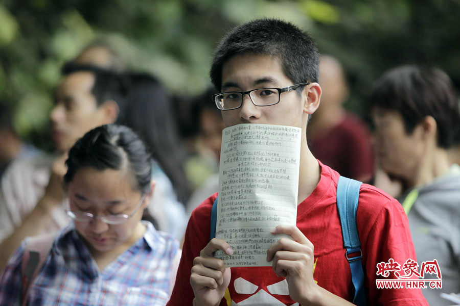 鄭州回中考點(diǎn)，等候入場(chǎng)的考生