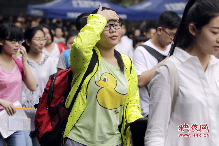 鄭州回中考點(diǎn)，考生輕松入場(chǎng)。