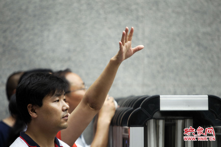 6月7日，鄭州回中考點(diǎn)?！昂?，我在這兒！”一名家長(zhǎng)招呼自己的孩子