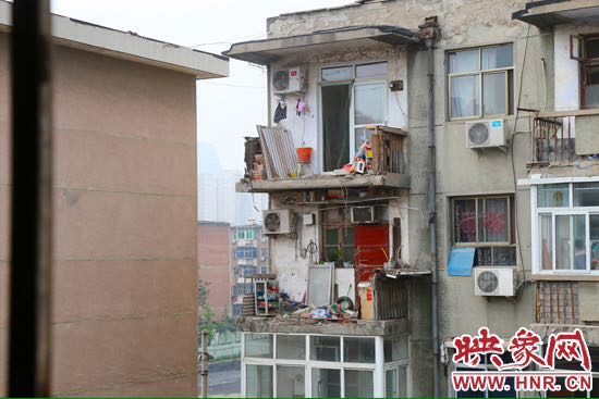 樓上多處陽臺出現(xiàn)裂縫，隨時有掉落危險