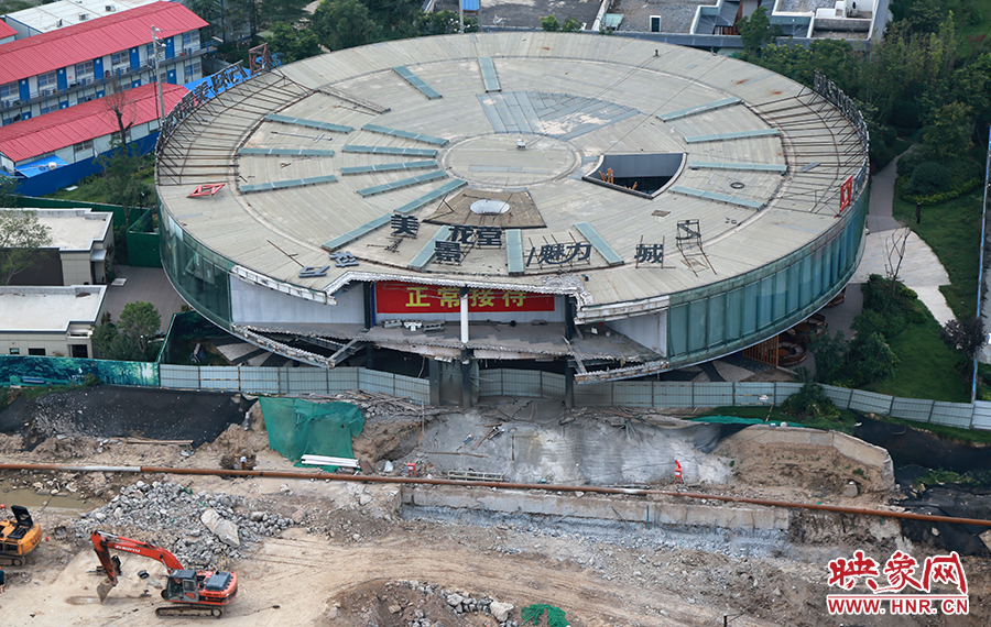 售樓部被拆掉一個(gè)角，仍在正常使用