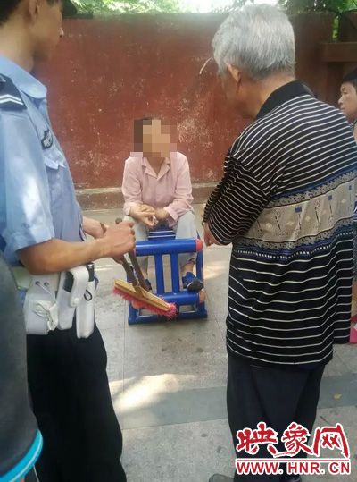 老太當(dāng)時坐在健身器材上做仰臥起坐，說環(huán)衛(wèi)工人影響她鍛煉身體了，便開始謾罵環(huán)衛(wèi)工人。