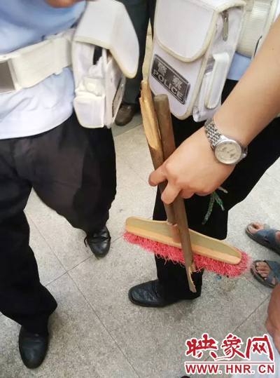 老太從環(huán)衛(wèi)工手中奪過掃帚，用腳踩斷，用力向環(huán)衛(wèi)工人的手上和腿上敲去。