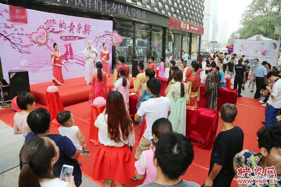 活動(dòng)現(xiàn)場(chǎng)，聚集了大量圍觀群眾。