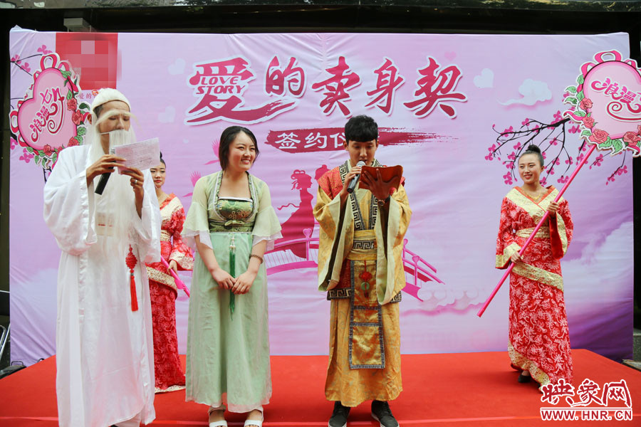 男子現(xiàn)場(chǎng)宣讀“賣身契”的內(nèi)容，讓大家作證。