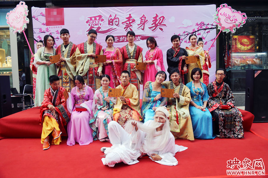 現(xiàn)場(chǎng)8對(duì)兒年輕男女舉起“賣身契”集體拍照。