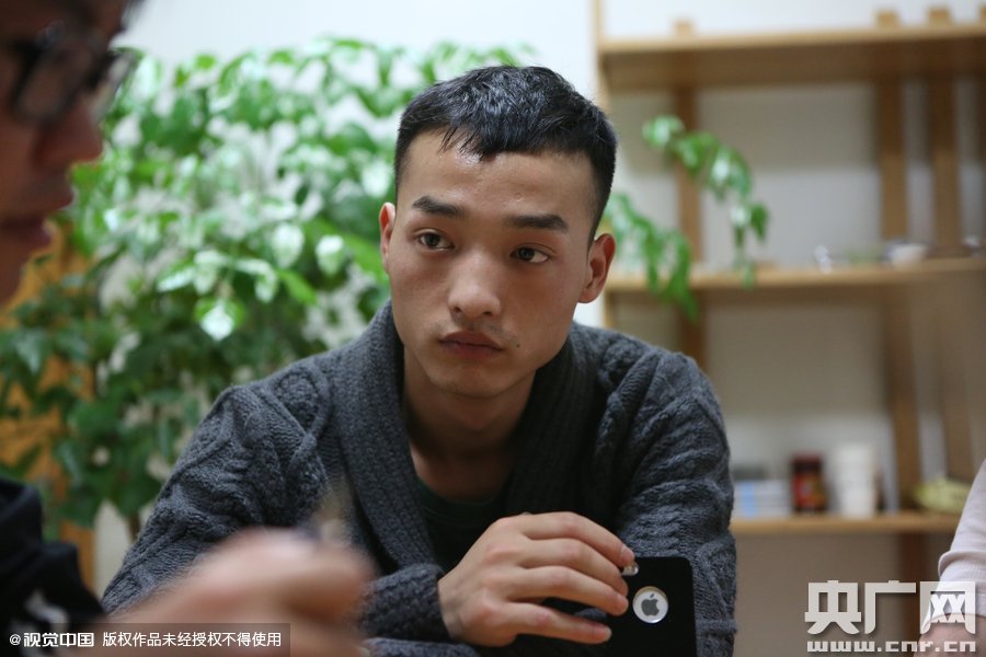 網(wǎng)絡(luò)紅人葉良辰現(xiàn)身浙江臺(tái)州，接受記者的專(zhuān)訪。