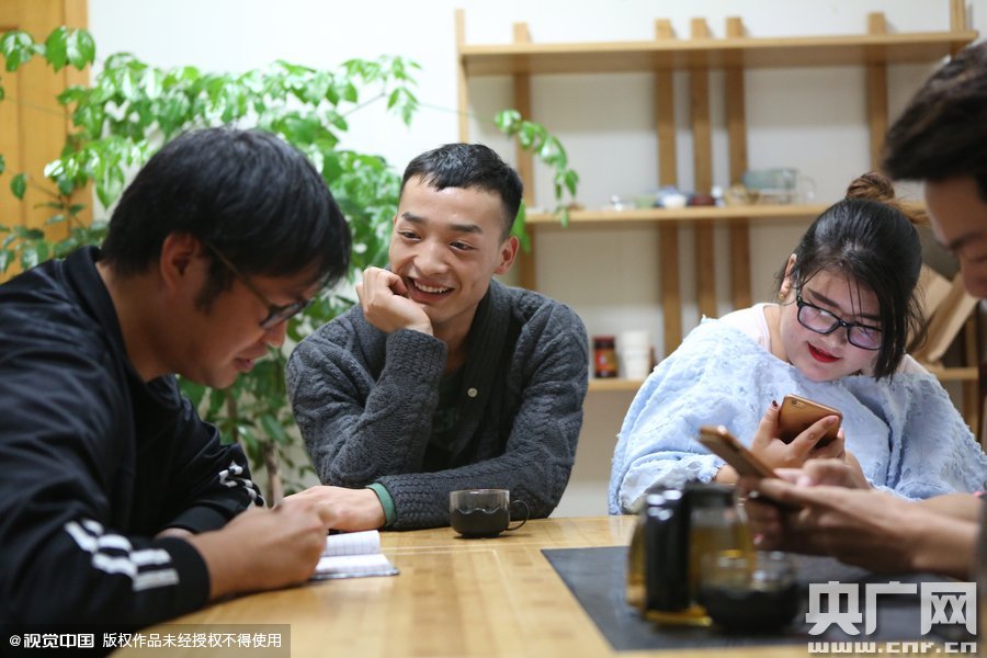 網(wǎng)絡(luò)紅人葉良辰現(xiàn)身浙江臺(tái)州，接受記者的專(zhuān)訪。